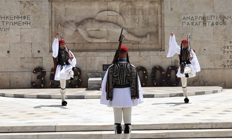 Εύζωνας. Μία από τις πιο τιμητικές, ταυτόχρονα όμως και απαιτητικές, θέσεις που μπορεί να αναλάβει κάποιος εκπληρώνοντας τα στρατιωτικά του καθήκοντα.