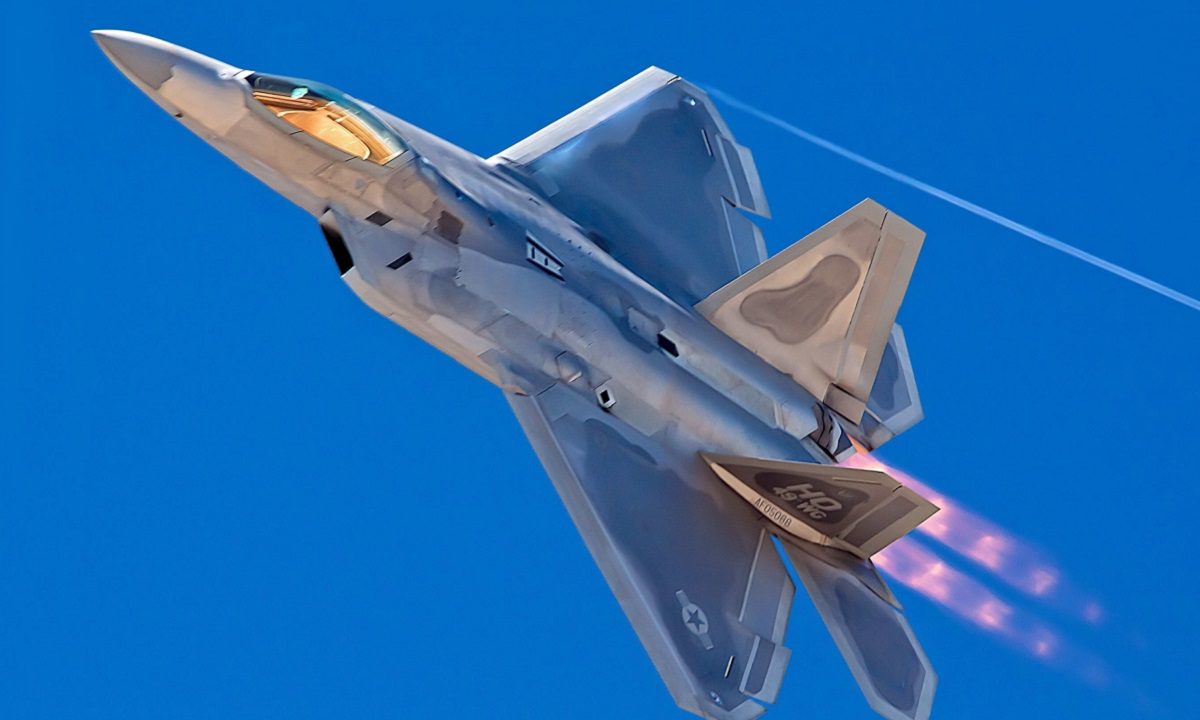 Η Lockheed Martin βάζει σύστημα IRDS στα μαχητικά αεροσκάφη F-22 και τα κανει τερμα φονικά, όπως αναφέρει το περιοδικό Στρατηγική.